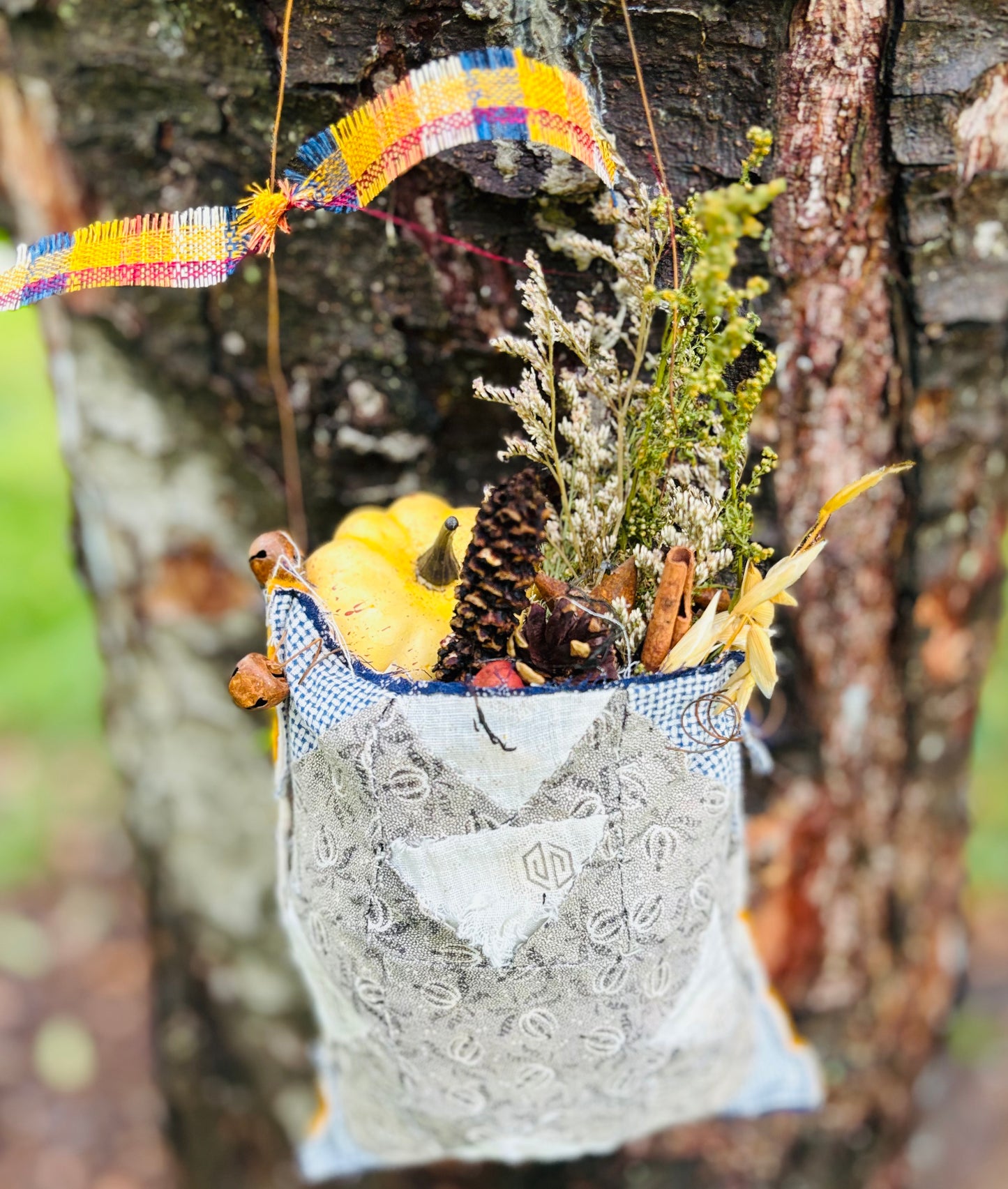 Primitive Quilted Ditty Bag ~Autumn Colonial Wall Hanging, Peg Rail Hanger ~ Fall Autumn Floral Hanging, Antique Quilted Decor